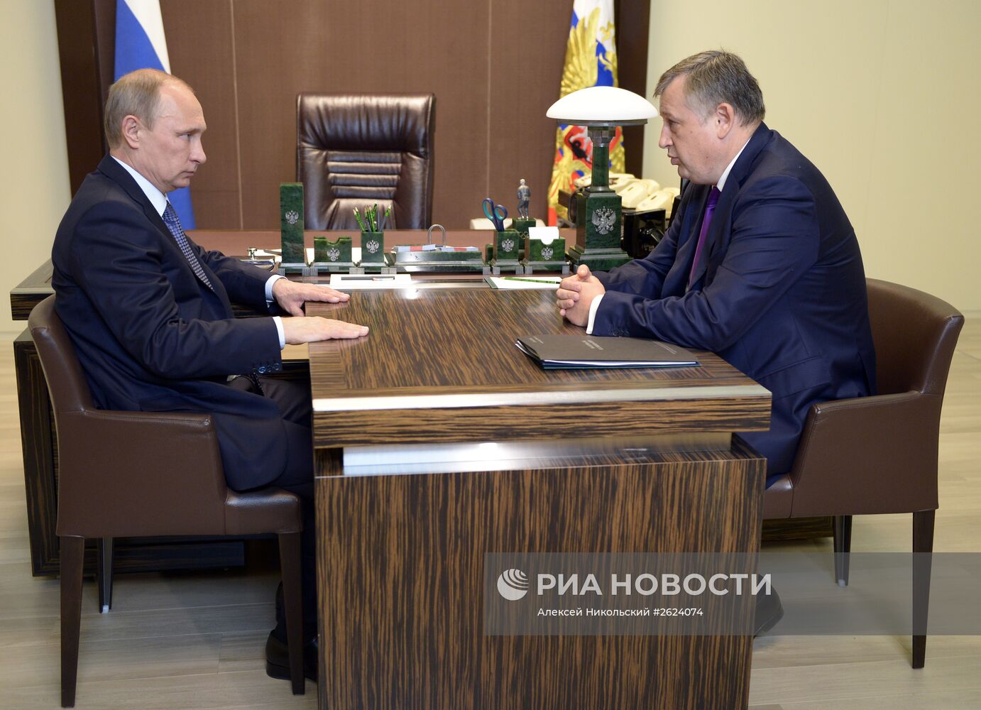Президент России В.Путин провел рабочую встречу с губернатором Ленинградской области А.Дрозденко