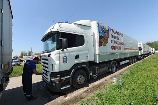 Подготовка гуманитарного конвоя в Ростовской области для юго-востока Украины