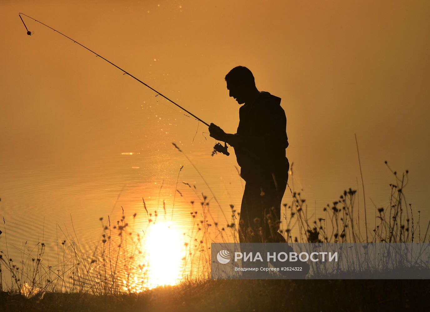 Рыбак на реке Лобь в Подмосковье
