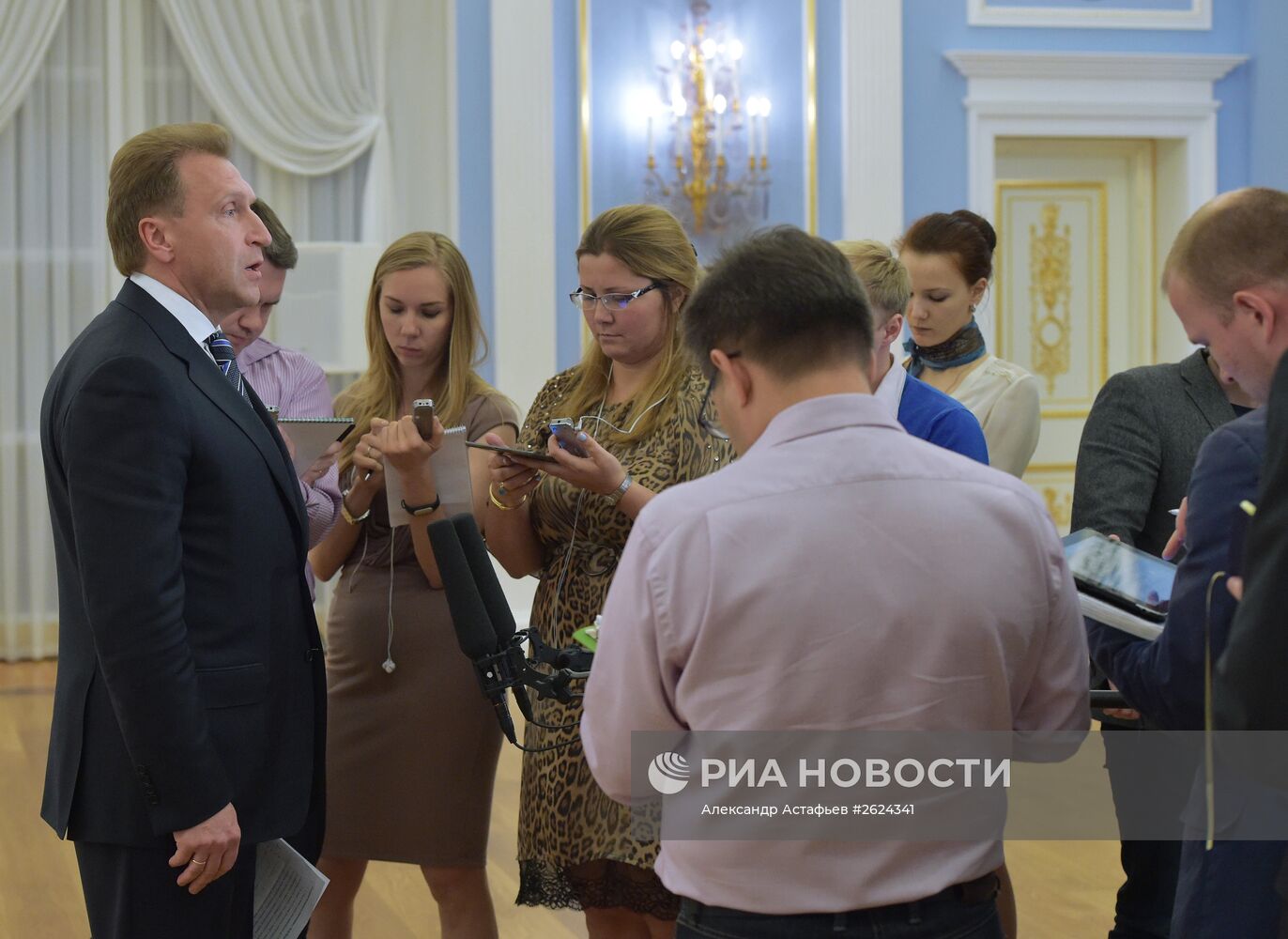 Премьер-министр РФ Д.Медведев провел совещание по ситуации в банковском секторе