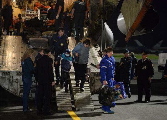 Самолет МЧС России доставил тяжелобольных детей из Донбасса на лечение в Москву