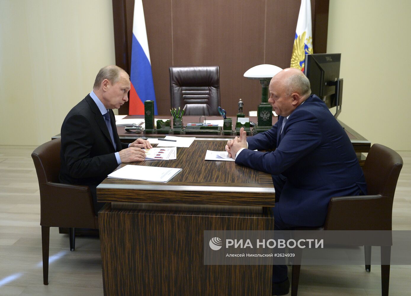 Президент РФ В.Путин провел рабочую встречу с губернатором Омской области В.Назаровым
