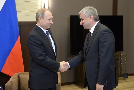 Президент РФ В.Путин провел встречу с президентом Абхазии Р.Хаджимбой