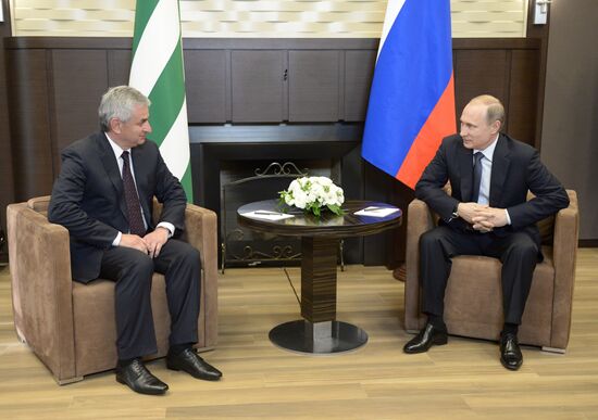 Президент РФ В.Путин провел встречу с президентом Абхазии Р.Хаджимбой