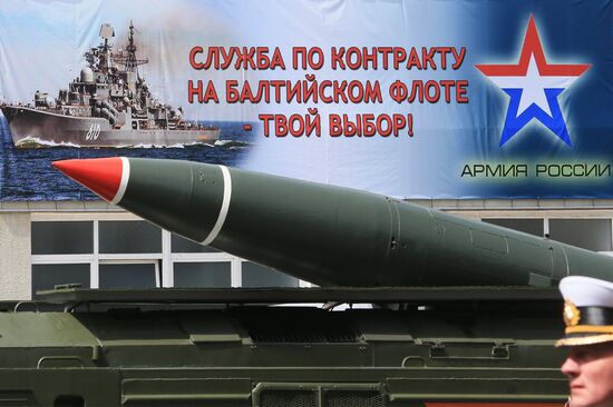 Акция "Служба по контракту в Вооруженных Силах России - твой выбор!" в Калининграде