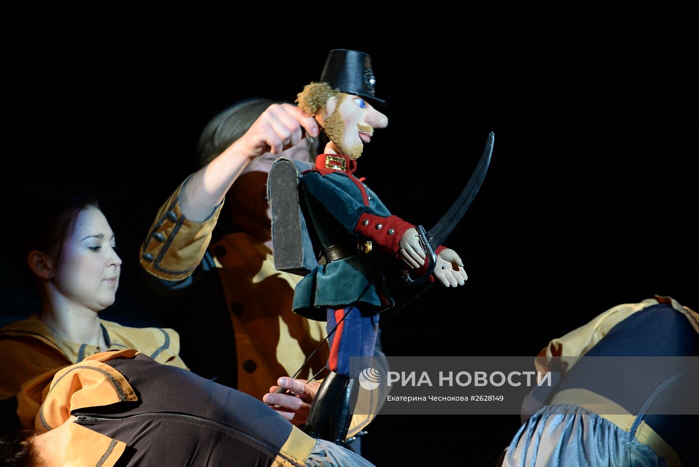 Премьера спектакля по сказке Г.Х. Андерсена "Огниво" в Московском театре кукол