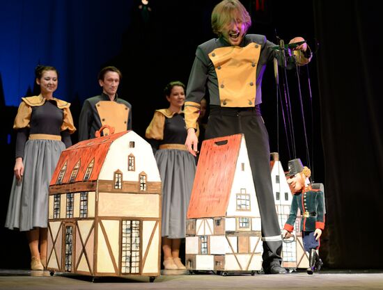 Премьера спектакля по сказке Г.Х. Андерсена "Огниво" в Московском театре кукол