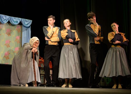 Премьера спектакля по сказке Г.Х. Андерсена "Огниво" в Московском театре кукол