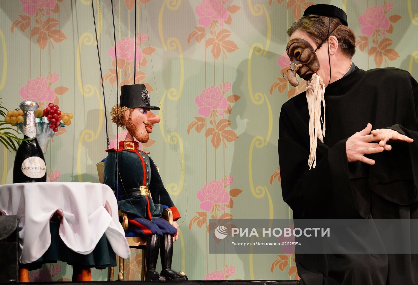 Премьера спектакля по сказке Г.Х. Андерсена "Огниво" в Московском театре кукол