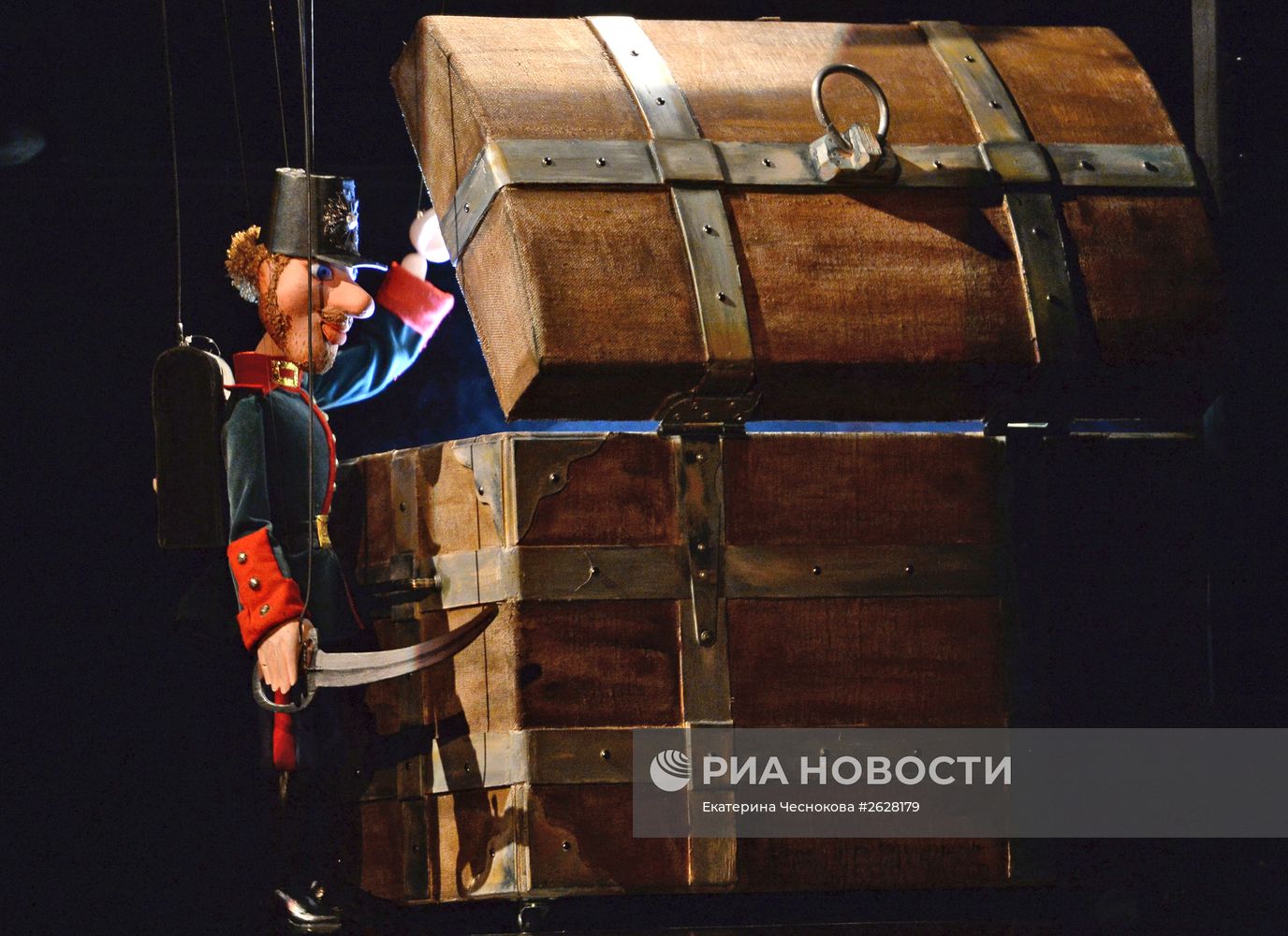 Премьера спектакля по сказке Г.Х. Андерсена "Огниво" в Московском театре кукол