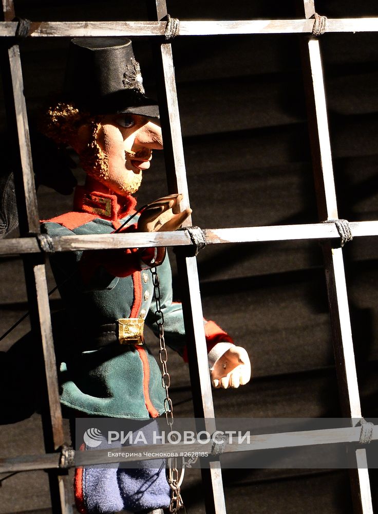 Премьера спектакля по сказке Г.Х. Андерсена "Огниво" в Московском театре кукол