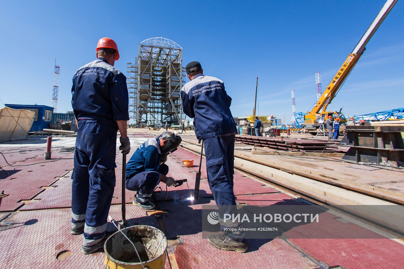 Монтаж оборудования на космодроме "Восточный" в Амурской области