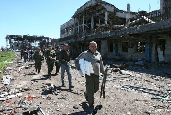 Извлечение тел погибших из-под завалов в аэропорту Донецка