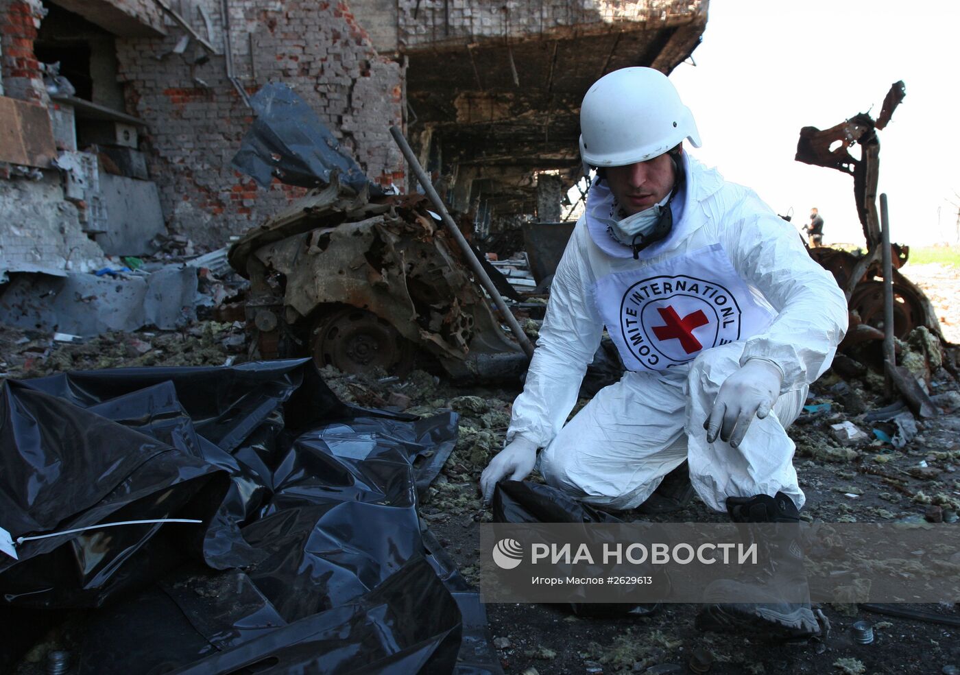 Извлечение тел погибших из-под завалов в аэропорту Донецка