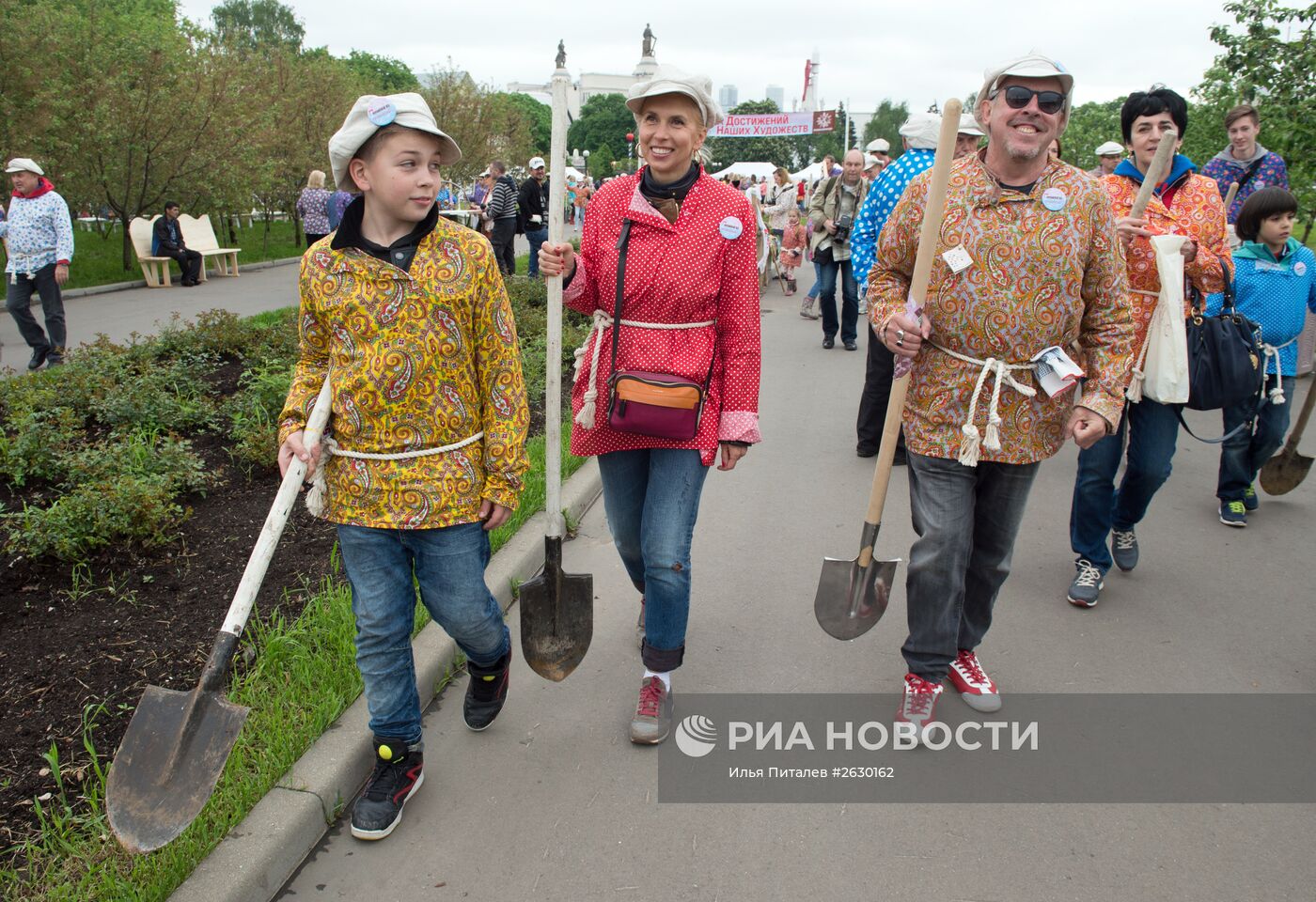 Посадка деревьев в рамках фестиваля "Черешневый лес" в Москве