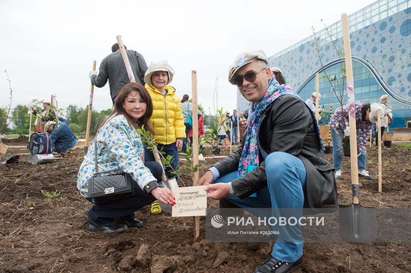 Посадка деревьев в рамках фестиваля "Черешневый лес" в Москве