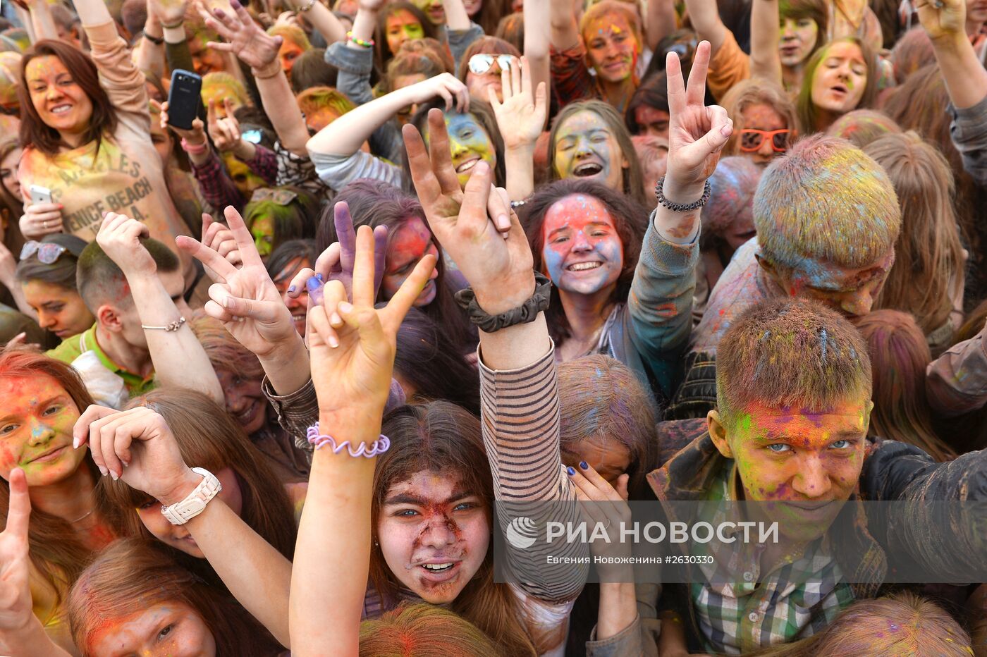 Фестиваль красок Холи в Лужниках