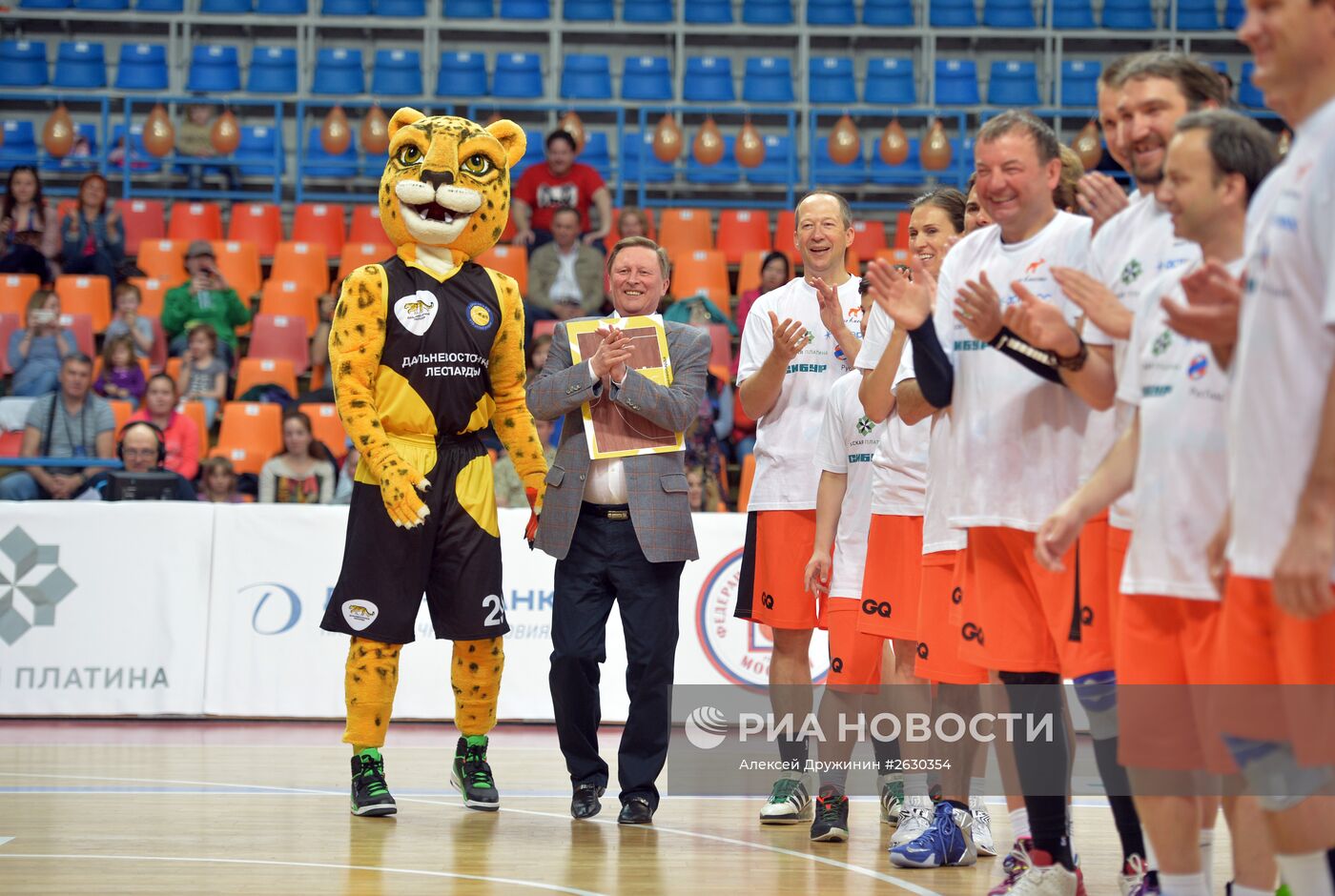 Благотворительный баскетбольный матч в поддержку подопечных фонда Гоши Куценко "Шаг вместе"