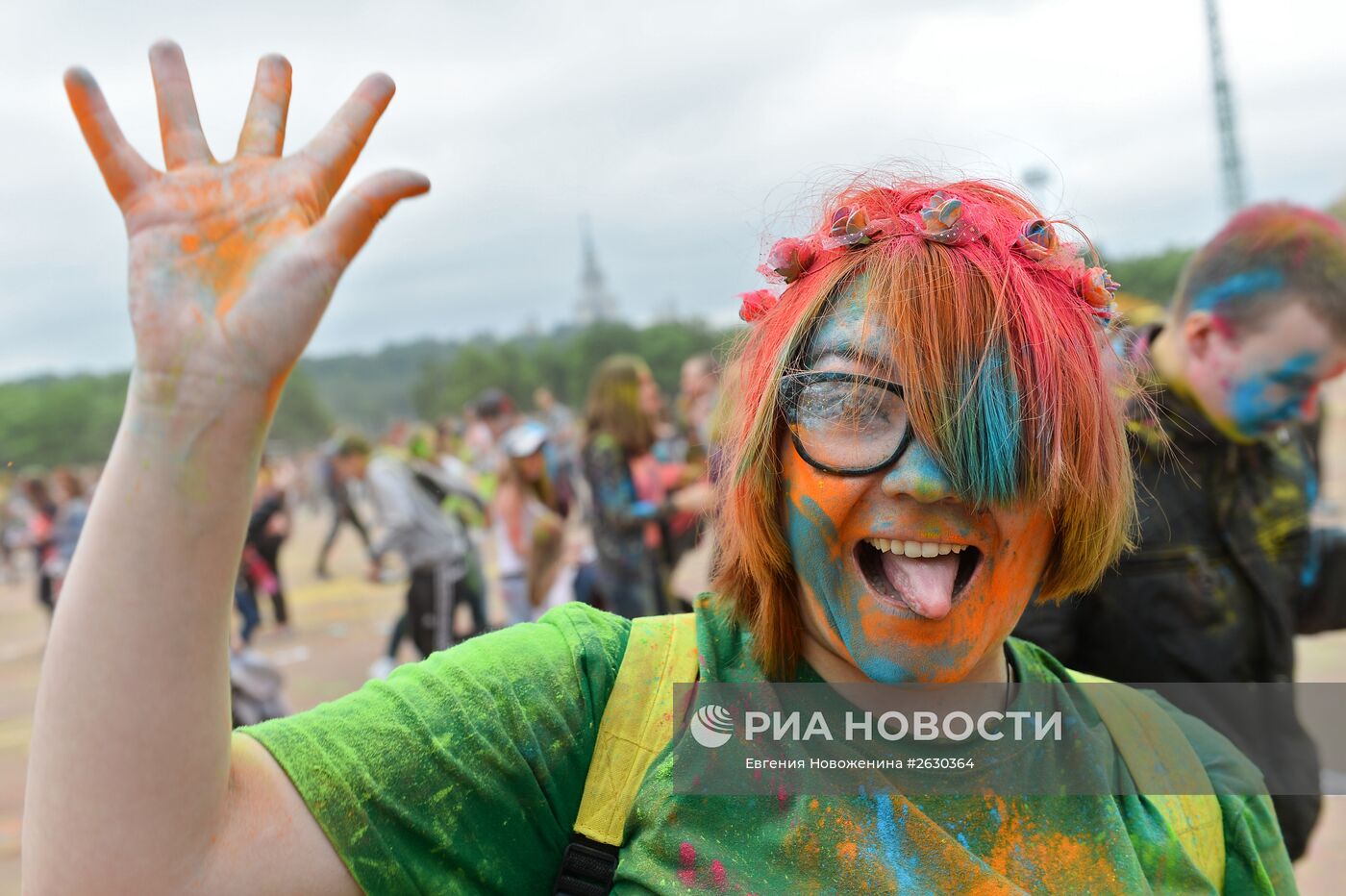 Фестиваль красок Холи в Лужниках