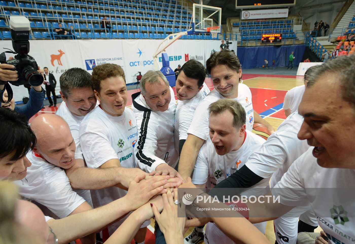 Благотворительный баскетбольный матч в поддержку подопечных фонда Гоши Куценко "Шаг вместе"