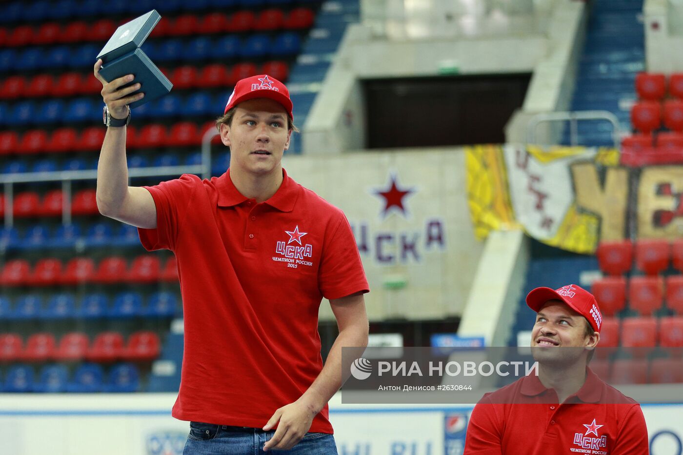 Церемония вручения медалей чемпионата КХЛ хоккеистам ЦСКА