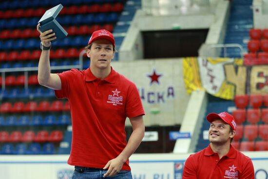 Церемония вручения медалей чемпионата КХЛ хоккеистам ЦСКА