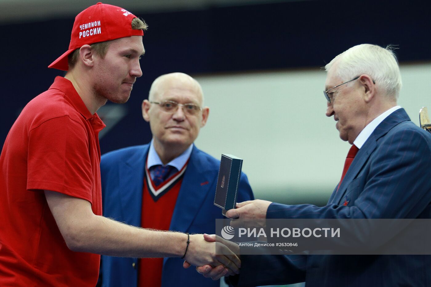 Церемония вручения медалей чемпионата КХЛ хоккеистам ЦСКА