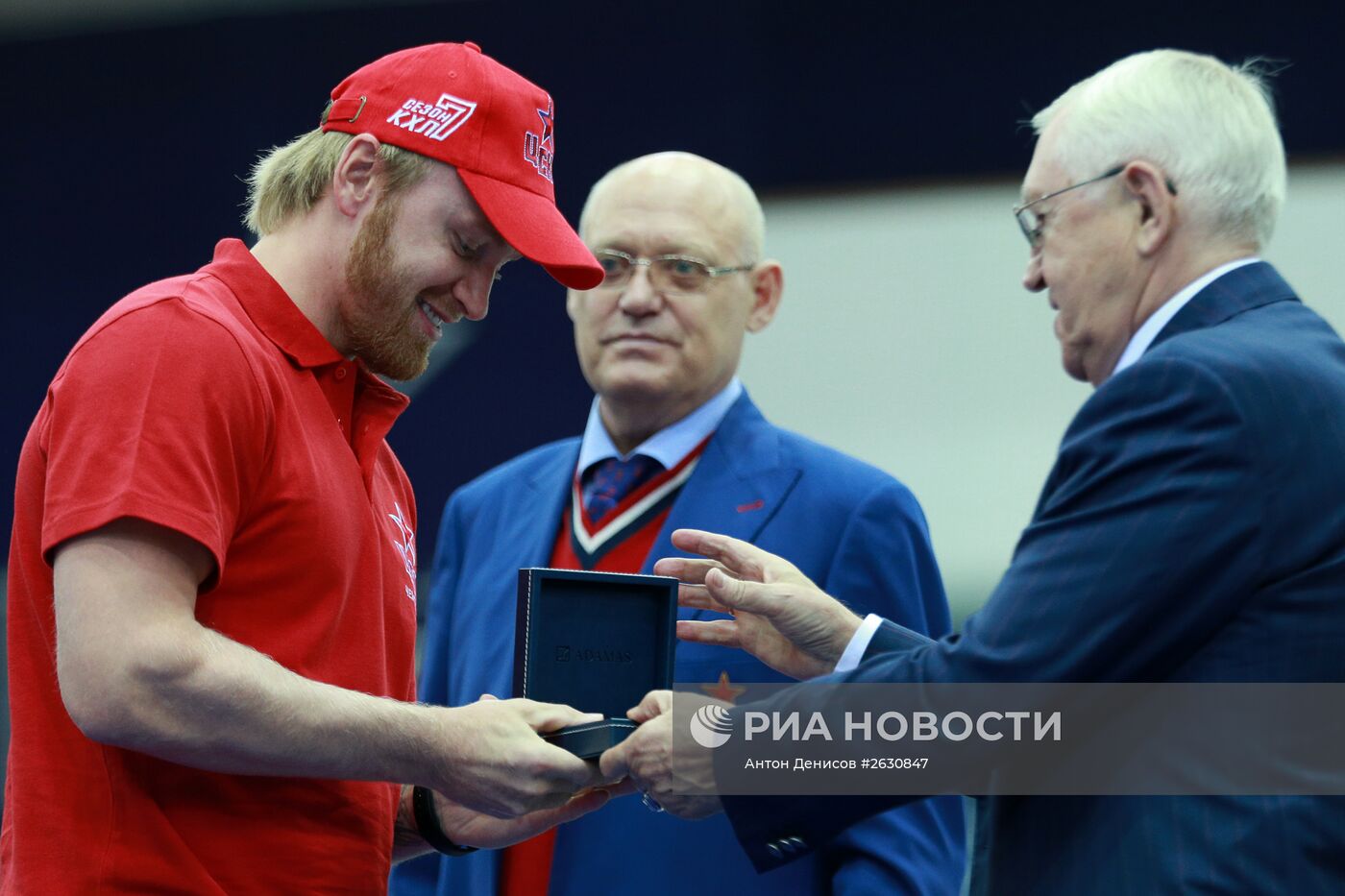 Церемония вручения медалей чемпионата КХЛ хоккеистам ЦСКА