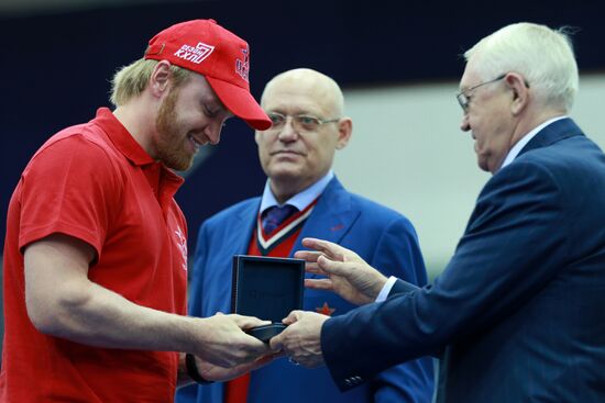 Церемония вручения медалей чемпионата КХЛ хоккеистам ЦСКА