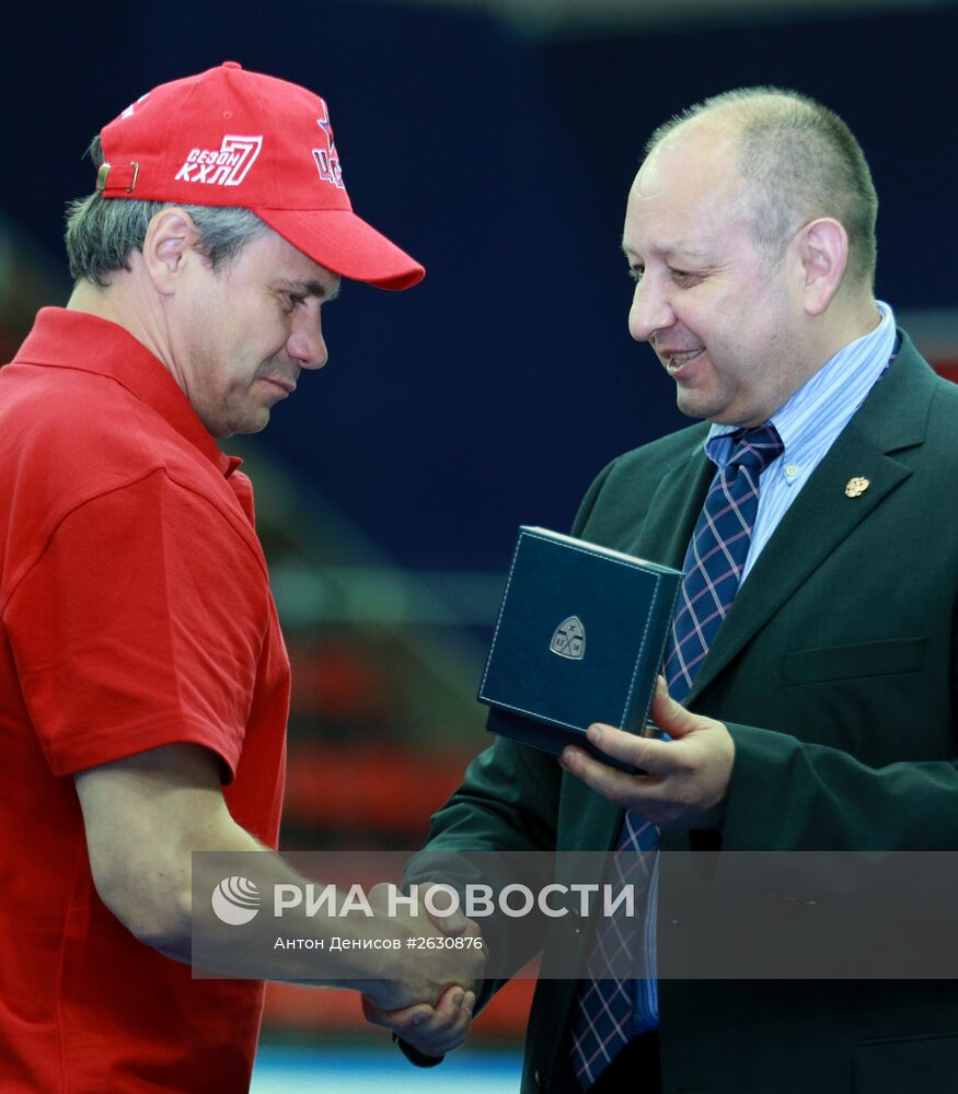 Церемония вручения медалей чемпионата КХЛ хоккеистам ЦСКА