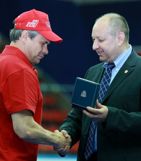 Церемония вручения медалей чемпионата КХЛ хоккеистам ЦСКА