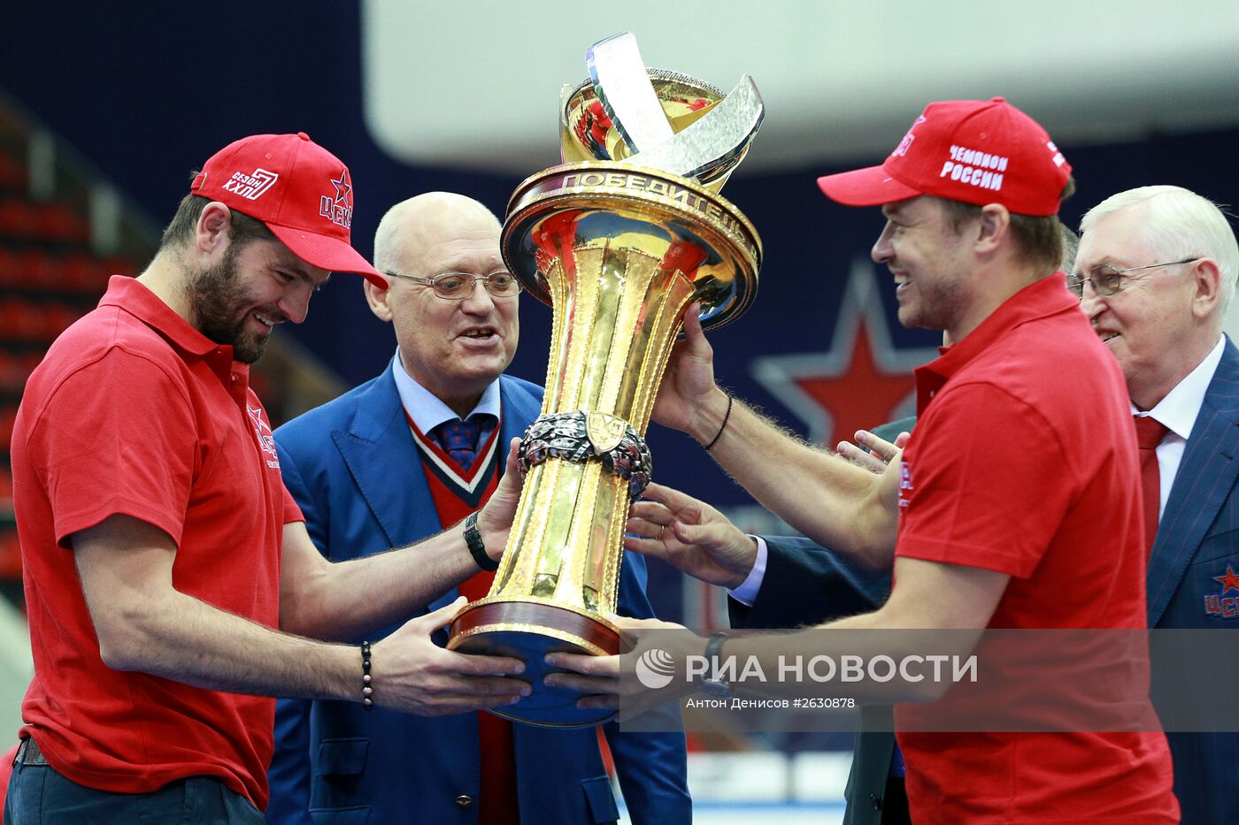 Церемония вручения медалей чемпионата КХЛ хоккеистам ЦСКА