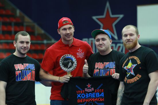 Церемония вручения медалей чемпионата КХЛ хоккеистам ЦСКА