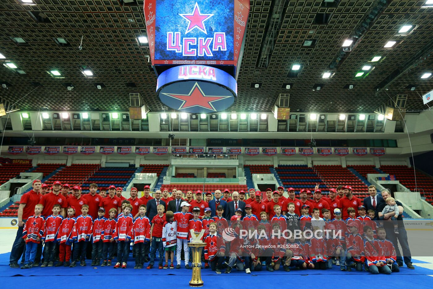 Церемония вручения медалей чемпионата КХЛ хоккеистам ЦСКА