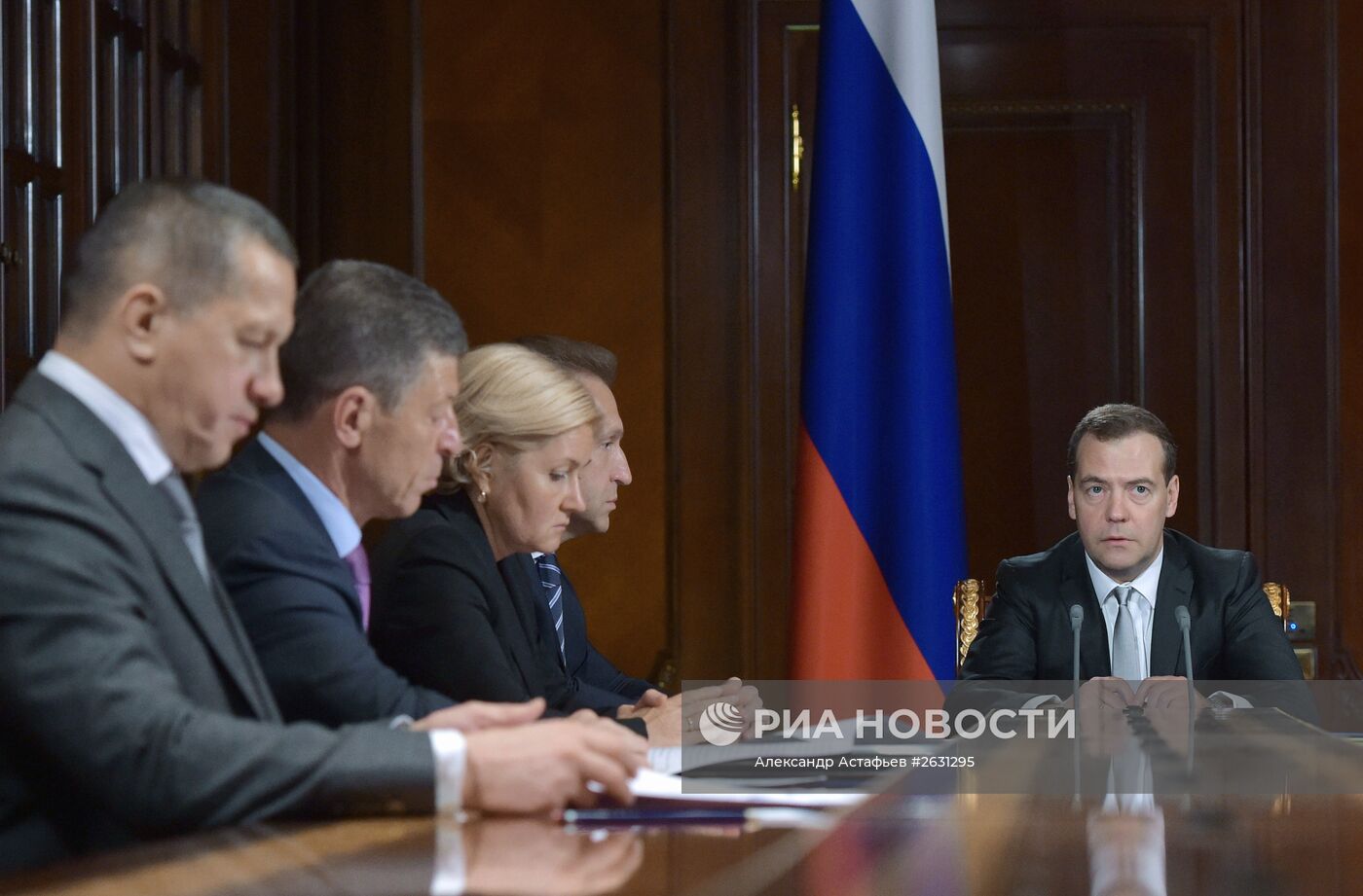Премьер-министр РФ Д.Медведев провел совещание с вице-премьерами РФ