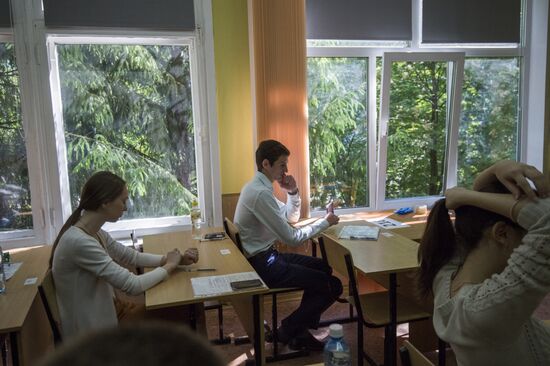 Сдача ЕГЭ по русскому языку в школах России