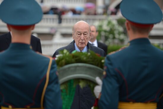 Возложение венка к Могиле Неизвестного солдата экс-президентом Франции В.Жискар д'Эстеном