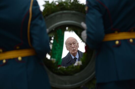 Возложение венка к Могиле Неизвестного солдата экс-президентом Франции В.Жискар д'Эстеном
