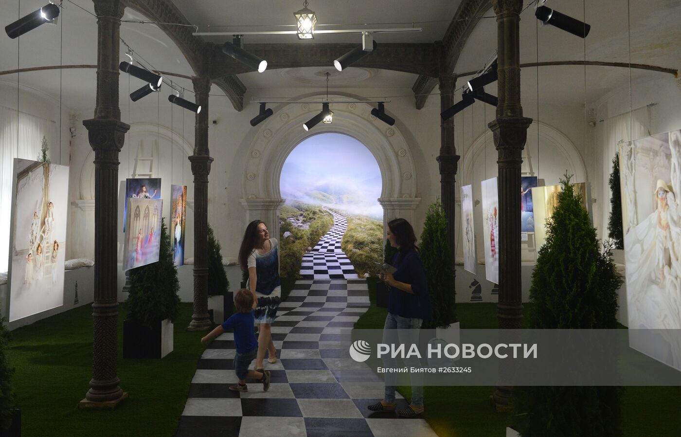 Выставка-иллюзия "Алиса в стране чудес"