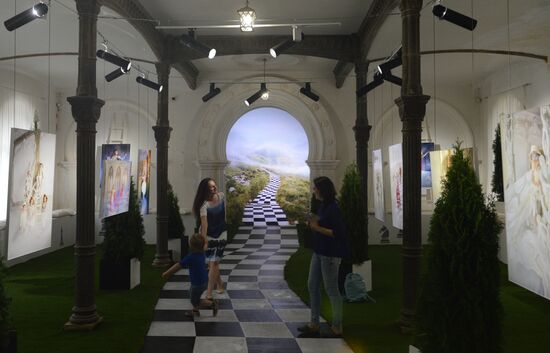 Выставка-иллюзия "Алиса в стране чудес"
