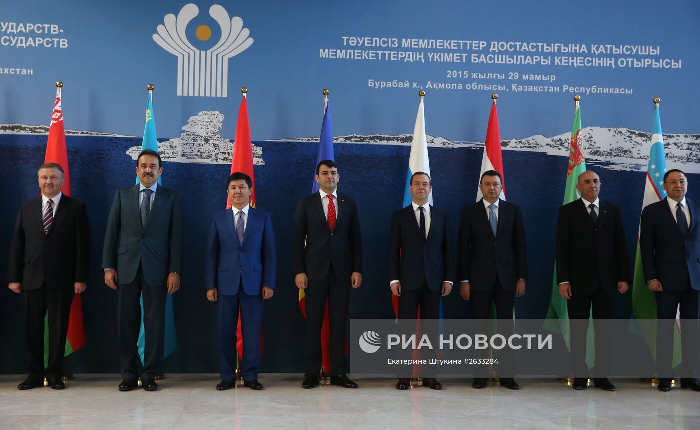 Премьер-министр РФ Д.Медведев принимает участие в заседаниях Совета глав правительств СНГ и ЕАЭС в Казахстане