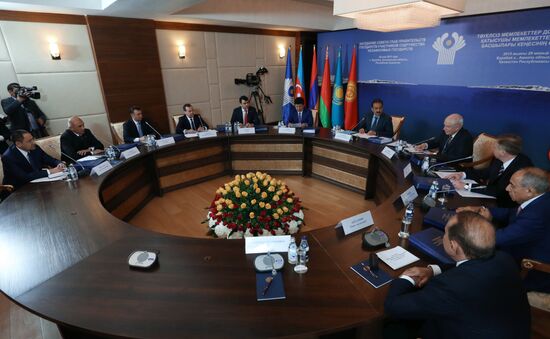 Премьер-министр РФ Д.Медведев принимает участие в заседаниях Совета глав правительств СНГ и ЕАЭС в Казахстане