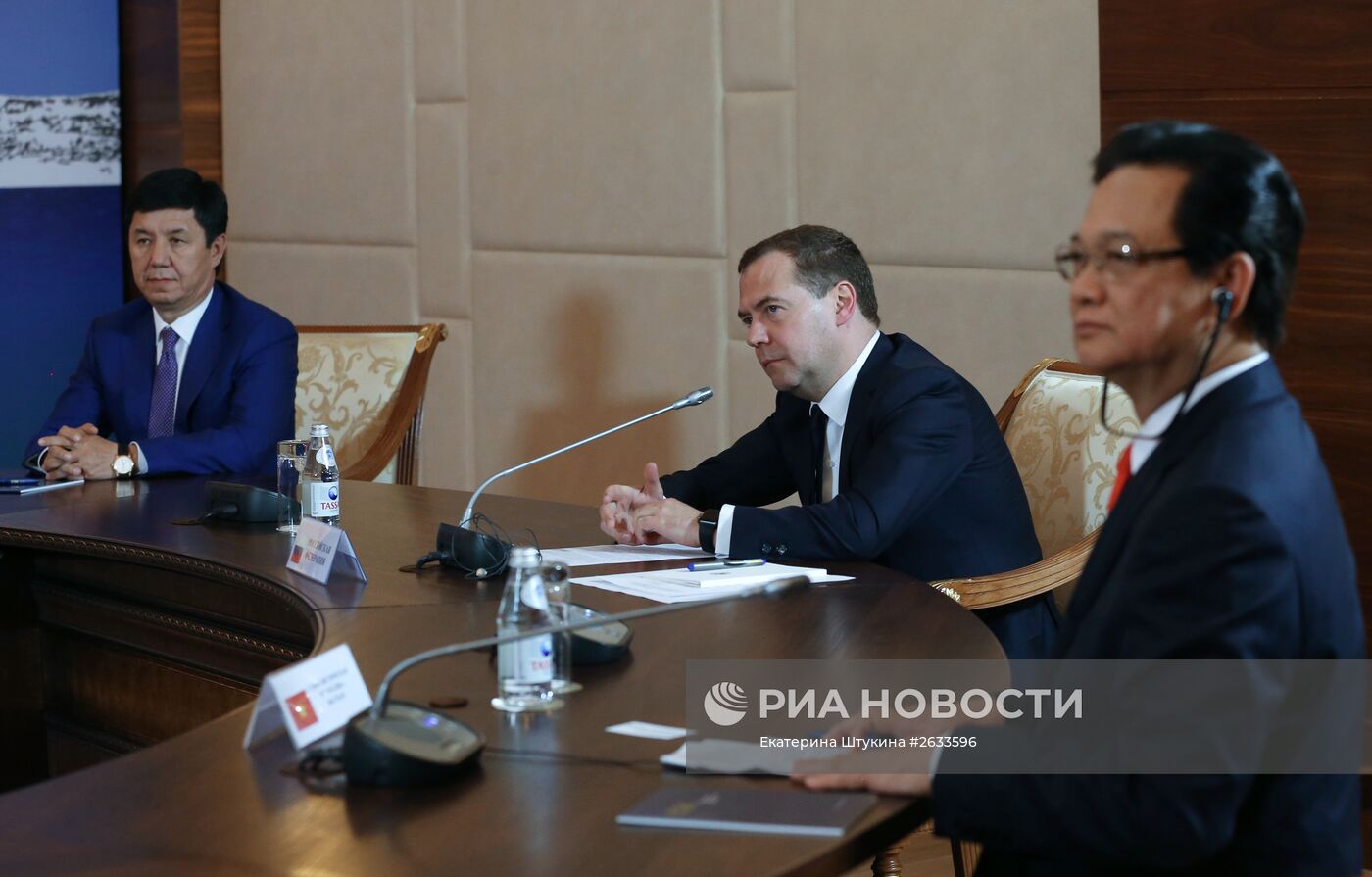 Премьер-министр РФ Д.Медведев принимает участие в заседаниях Совета глав правительств СНГ и ЕАЭС в Казахстане