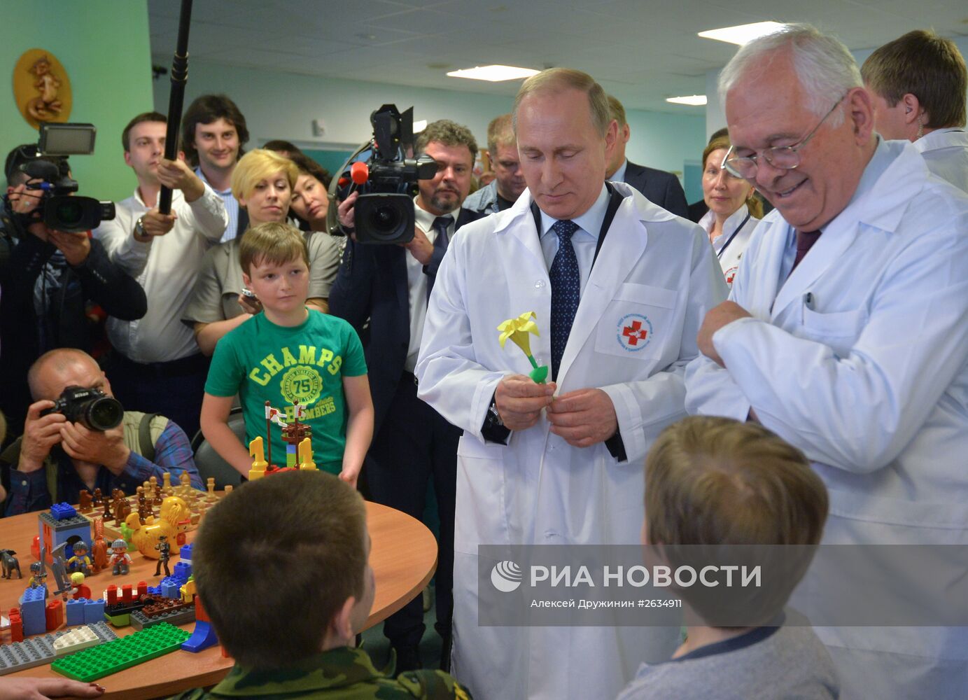 Президент РФ В.Путин посетил НИИ неотложной детской хирургии и травматологии