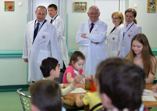 Президент РФ В.Путин посетил НИИ неотложной детской хирургии и травматологии