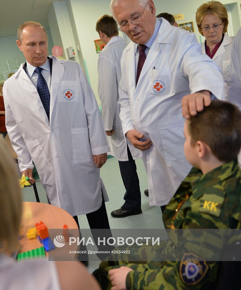 Президент РФ В.Путин посетил НИИ неотложной детской хирургии и травматологии