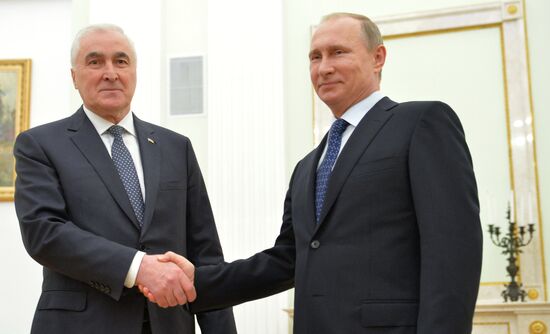 Президент РФ В.Путин встретился с президентом Республики Южная Осетия Л.Тибиловым