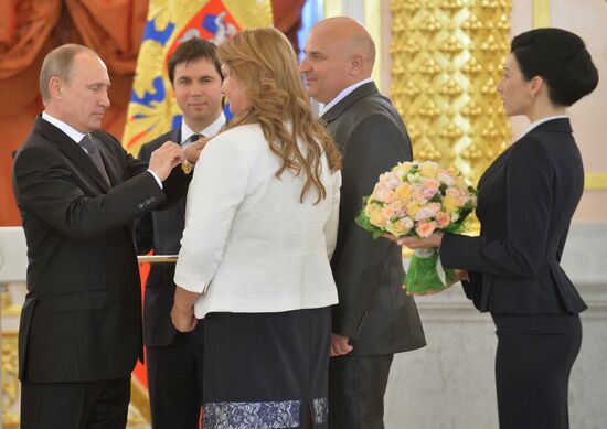 Президент РФ В. Путин вручил ордена "Родительская слава" многодетным родителям