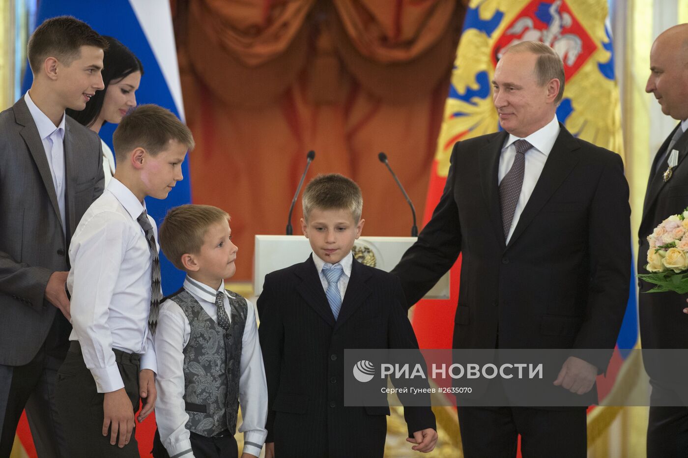 Президент РФ В. Путин вручил ордена "Родительская слава" многодетным родителям