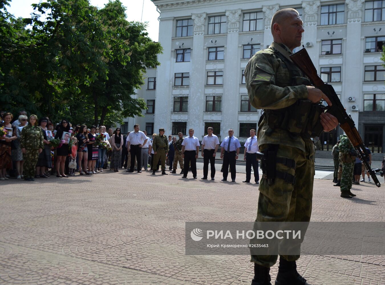 Траурные мероприятия в годовщину авиаудара по зданию Луганской ОГА